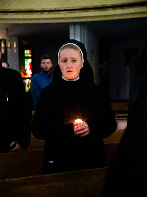 „Zaiste, godna jesteś, Matko, wszelkiej chwały, któraś między wszystkimi świętymi Najświętsze zrodziła Słowo. Od przyszłej kary wybaw nas, którzy pospołu do Ciebie wołamy: Alleluja”. Tymi słowami wychwalali Matkę Bożą zgromadzeni w rzeszowskiej katedrze w wigilię jednej z najważniejszych uroczystości w Kościele – uroczystości Niepokalanego Poczęcia Najświętszej Maryi Panny. W tym szczególnym dniu miało miejsce nabożeństwo Akatystu ku czci Bogurodzicy – jednego z najstarszych hymnów liturgicznych wychwalających Najświętszą Maryję Pannę.

Nabożeństwo zyskało szczególną rangę, gdyż wraz z wiernymi modlił się także Biskup Rzeszowski Jan Wątroba, co podkreślało doniosłość tego wydarzenia dla katedralnej wspólnoty.

Historia Akatystu sięga V wieku, a jego autorstwo przypisuje się świętemu Romanowi Pieśniarzowi. Według tradycji, święty otrzymał hymn w niezwykły sposób – miał się mu objawić we śnie Niebiański Wysłannik i wręczyć zwój z tekstem. Rankiem święty Roman wyśpiewał jego treść, a hymn ten przez wieki rozbrzmiewa ku czci Bogurodzicy. Według jednej z podań historycznych, Akatyst został po raz pierwszy wykonany 7 sierpnia 626 roku, gdy – za wstawiennictwem Maryi – miasto Konstantynopol zostało cudownie uratowane przed najazdem. Wtedy też mieszkańcy śpiewali hymn całą noc, stojąc na znak wdzięczności i czci.

Choć Akatyst wywodzi się z tradycji bizantyńskiej i jest ściśle związany z liturgią wschodnią, już w VIII wieku został przetłumaczony na łacinę, a później na wiele języków narodowych. W ten sposób trafił także do praktyki liturgicznej Kościoła Zachodniego. Współcześnie jest odmawiany i śpiewany w wielu kościołach w Polsce – zwłaszcza przy okazji uroczystości maryjnych, takich jak 8 grudnia (Niepokalane Poczęcie NMP) czy 25 marca (Zwiastowanie NMP).

Akatyst składa się z 24 zwrotek, które ułożone są według kolejnych liter alfabetu. Każda strofa wprowadza głęboką refleksję nad tajemnicą Wcielenia Słowa i rolą Maryi w planie zbawienia. Niezwykłym elementem tej modlitwy jest fakt, że każda dłuższa strofa rozpoczyna się uroczystym „Witaj”, a kończy wezwaniem „Witaj Oblubienico Dziewicza”. Ze względu na greckie znaczenie słowa akathistos („nie siedzący”), hymn wykonuje się na stojąco.

W przeddzień uroczystości Niepokalanego Poczęcia NMP wierni licznie zgromadzili się w rzeszowskiej katedrze, by wspólnie uwielbiać Tę, która została zachowana od zmazy pierworodnej. Wprowadzenia w modlitwę Akatystu dokonał ks. Julian Wybraniec, przypominając historię tego starożytnego nabożeństwa i objaśniając jego strukturę. Po uroczystej procesji wejścia, przy figurze Matki Bożej Fatimskiej, rozpoczęto modlitwę wezwaniem „O Waleczna Hetmanko”. Nabożeństwu przewodniczył ks. Karol Migut, wikariusz katedralny, a trzygłosowy śpiew poprowadziła Katedralna Schola Liturgiczna pod dyrekcją ks. Juliana Wybrańca.

Wyjątkowy klimat tej modlitwy podkreślały elementy pełne symboliki – figura Matki Bożej wielokrotnie okadzana, światła w świątyni niemal całkowicie zgaszone, a jedynym światłem stały się zapalone świece trzymane w dłoniach wiernych. Nabożeństwo zakończyło się uroczystym błogosławieństwem i rozesłaniem.

Bogactwo duchowe i teologiczne Akatystu pozwoliło uczestnikom nie tylko przygotować się do uroczystości Niepokalanego Poczęcia, ale także pogłębić refleksję nad rolą Maryi w Boskim planie zbawienia. Wyszeptane i uniesione modlitwy pomogły wiernym dostrzec, że Maryja jest Przewodniczką na drodze przygotowania do przyjścia Zbawiciela – zarówno w nadchodzącego Bożego Narodzenia, jak i w oczekiwanym powtórnym przyjściu Chrystusa na ziemię.

Niech ta modlitwa, odwieczna w swojej treści i dziś odżywająca przez wspólne uczestnictwo, pogłębi w nas wiarę, nadzieję i miłość – zwłaszcza w czasie Adwentu.

Angelika Karnasiewicz, fot. Antoni Ważny