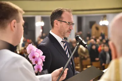 Uroczystej liturgii w uroczystość Objawienia Pańskiego w katedrze rzeszowskiej przewodniczył bp Jan Wątroba. W koncelebrze wziął udział bp Kazimierz Górny oraz kilkudziesięciu kapłanów. Szczególną intencją Eucharystii była modlitwa za bp. Kazimierza Górnego, obchodzącego 40. rocznicę sakry biskupiej oraz za bp. Edwarda Białogłowskiego, który święcenia biskupie przyjął 37 lat temu.
Na początku liturgii przedstawiciele parafii przekazali życzenia Biskupom Seniorom. Po odczytaniu Ewangelii, zgodnie z dawnym zwyczajem, wygłoszono Anuncjacę, czyli ogłoszenie dat Świąt Paschalnych i innych świąt ruchomych w bieżącym roku liturgicznym. Obrzęd ten ma na celu przypomnienie, że całe życie chrześcijanina i liturgia Kościoła, zmierzają ku najważniejszej tajemnicy, Paschy Chrystusa. Podczas liturgii, zgodnie ze świątecznym zwyczajem, pobłogosławiono kredę i kadzidło.
Na zakończenie Mszy św. bp Kazimierz Górny podziękował uczestnikom liturgii za wspólną modlitwę i przekazane życzenia. fot. ks. Jakub Oczkowicz