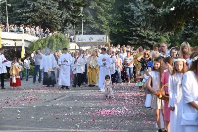 W pierwszy piątek miesiąca (7 czerwca 2024 r.), w uroczystość Najświętszego Serca Pana Jezusa, w katedrze rzeszowskiej przeżywano odpust. Głównej Mszy św. przewodniczył bp Jan Wątroba, zaś homilię wygłosił ks. Mariusz Fijałkiewicz. W koncelebrze wzięło udział 10 kapłanów. Obecny był również ks. Jan Szczupak, wikariusz biskupi ds. społecznych. fot. ks. Jakub Oczkowicz