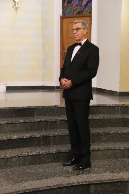 W niedzielę, 16 listopada, w Katedrze pw. Najświętszego Serca Pana Jezusa w Rzeszowie odbyła się uroczysta Msza Święta z okazji jubileuszu 40-lecia Katedralnego Chóru Chłopięco-Męskiego „Pueri Cantores Resovienses”. Eucharystii przewodniczył ks. Krzysztof Gołąbek, proboszcz Katedry.

Pod batutą Aleksandry Fiołek-Matuszewskiej oraz chórzysty Marcelego Kyca chór wykonał kilka utworów ze swojego repertuaru, wypełniając Katedrę pięknem muzyki sakralnej.

Wyjątkowym momentem było przyjęcie dziesięciu chłopców do grona chórzystów. W asyście prezesa chóru, Ryszarda Bieńka, młodzi śpiewacy złożyli uroczyste przyrzeczenie godnego reprezentowania chóru, Katedry Rzeszowskiej i miasta.

Radość przeżywały także dzieci przygotowujące się do I Komunii Świętej, które podczas Mszy Świętej otrzymały swoje pierwsze modlitewniki. W homilii ks. Julian Wybraniec, duszpasterz chóru z ramienia bpa Jana Wątroby, przypomniał o znaczeniu modlitewnika w życiu każdego chrześcijanina.

Przed nami kolejna uroczystość! Już 24 listopada o godz. 18.00 w Instytucie Teologiczno-Pastoralnym w Rzeszowie odbędzie się wyjątkowy koncert jubileuszowy. 

fot. Patrycja Pelczar Reszko