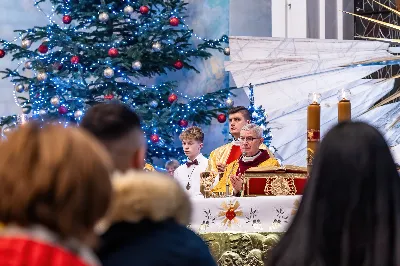 W wigilię uroczystości Bożego Narodzenia w rzeszowskiej katedrze została odprawiona tzw. Msza pasterzy, popularnie zwana „Pasterką”. Uroczystej Eucharystii na rozpoczęcie liturgicznego okresu Bożego Narodzenia przewodniczył bp Jan Wątroba, Pasterz Diecezji Rzeszowskiej. Po procesji wejścia, ks. Krzysztof Gołąbek, proboszcz parafii katedralnej, złożył figurkę Dzieciątka Jezus w symbolicznym żłóbku. Liturgia Słowa podkreślała radość z narodzenia oczekiwanego Mesjasza: „Dziś się narodził Chrystus Pan, Zbawiciel”. Homilię wygłosił bp Jan Wątroba. Na zakończenie uroczystej Eucharystii ks. Krzysztof Gołąbek złożył świąteczne życzenia wszystkim obecnym w katedrze oraz radiosłuchaczom Katolickiego Radia VIA. fot. Joanna Prasoł