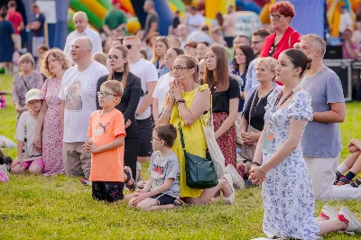 Od 3 do 9 czerwca 2024 r. w obchodzony był Tydzień Modlitw o Świętość Małżeństw i Rodzin, który przebiegał pod hasłem „Rodzinami do Maryi”. Zwieńczeniem tego tygodnia był Dzień Świętości Małżeństw i Rodzin zorganizowany przez Duszpasterstwo Rodzin Diecezji Rzeszowskiej. Z tej racji w katedrze rzeszowskiej odprawiono Mszę św., której przewodniczył bp Edward Białogłowski. W koncelebrze wzięło udział 10 kapłanów. Eucharystia zgromadziła małżeństwa i rodziny, pośród których szczególną grupę stanowiło 150 małżeństw, które w tym roku przeżywają 50. rocznicę zawarcia sakramentu małżeństwa. Po zakończeniu liturgii 150 małżeństw, które przeżywają w tym roku 50. rocznicę zawarcia sakramentu małżeństwa otrzymało okolicznościowe pismo podpisane przez bp. Jana Wątrobę. Kolejnym punktem obchodów Dnia Świętości Małżeństw i Rodzin był Piknik Rodzinny zorganizowany w Parku Papieskim. fot. Tadeusz Poźniak