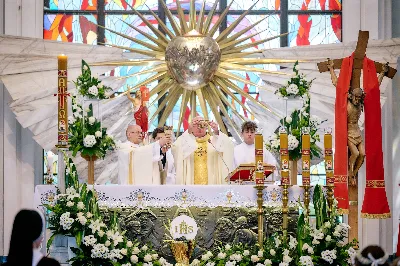 Maj to dla wielu najpiękniejszy miesiąc w roku. W liturgii Kościoła szczególnie wtedy czcimy Maryję oraz radujemy się ze Zmartwychwstania Pańskiego.
W niedzielę 12 maja w naszej Katedrze dzieci z klas III doświadczyły równie wielkiej radości po raz pierwszy w pełni uczestnicząc we Mszy Świętej. To niezwykłe spotkanie z Chrystusem w Komunii Świętej zostało poprzedzone przygotowaniem poprzez katechezy w szkole i spotkania w parafii, a także spowiedzią.
Poprzez niedzielną Eucharystie o godz. 12.00 celebrowaną przez ks. Krzysztofa Gołąbka, proboszcza naszej Katedry, 78 dzieci rozpoczęło wielką przygodę z Jezusem ukrytym w Najświętszym Sakramencie. Towarzyszyli im rodzice, którzy wraz ze swoimi dziećmi przygotowywali się do tego wydarzenia, a także najbliższa rodzina. Posługę w liturgii Mszy Świętej pełniły dzieci pierwszokomunijne oraz ich rodzice.
Wielka radość serc dzieci komunijnych promieniowała na wszystkich uczestników Mszy Świętej i przypominała zebranym na liturgii, że spotkanie z Jezusem Eucharystycznym to przywilej i wielkie szczęście. Czas tej wielkiej radości został przedłużony przez „Biały Tydzień”, w którym dzieci uczestniczyły w wieczornej Eucharystii, przyjmując Jezusa do swoich serc. 
Wszystkim dzieciom, które w tym roku przeżywały swoją Pierwszą Komunię Świętą, życzymy, aby nie gasł w nich zapał do poznawania Jezusa i Jego nauki, a radość, jaka towarzyszyła tym dniom, była nieodłączną towarzyszką ich spotkań z Jezusem w Eucharystii. A s. Julicie i ks. Julianowi dziękujemy za serce włożone w przygotowanie dzieci do tego wielkiego wydarzenia.
 
fot. Fotografia-64 Wacław Patro