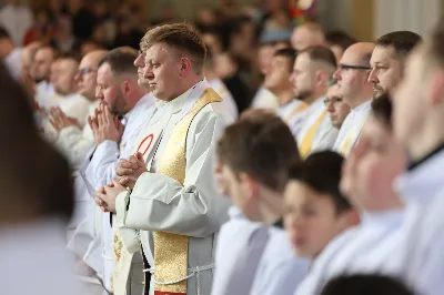 „Eucharystia powinna nas prowadzić do odkrycia kapłańskiej misji Ludu Bożego, kapłańskiej misji każdego z nas” – powiedział Biskup Rzeszowski podczas Mszy Wieczerzy Pańskiej, której przewodniczył w katedrze rzeszowskiej w Wielki Czwartek, 2 kwietnia 2026 r.

Podczas uroczystej liturgii Wielkiego Czwartku w katedrze rzeszowskiej, której przewodniczył bp Jan Wątroba, wierni zostali zaproszeni do refleksji nad tajemnicą Eucharystii, kapłaństwa oraz powołania całego Ludu Bożego do udziału w misji Chrystusa. Na zakończenie homilii biskup zachęcił do szczególnej modlitwy za kapłanów, zwłaszcza tych przeżywających trudności i kryzysy. „Panie Jezu, dobry pasterzu i towarzyszu wędrówki, dziś powierzamy Ci wszystkich kapłanów, ale zwłaszcza tych, którzy przechodzą chwilę kryzysu” – powiedział Biskup Rzeszowski. Wezwał także wspólnotę wiernych do troski o kapłanów poprzez modlitwę, życzliwość i wsparcie.

Wielkoczwartkowa liturgia w katedrze rzeszowskiej stała się nie tylko dziękczynieniem za dar Eucharystii i kapłaństwa, ale także wezwaniem do odnowienia świadomości odpowiedzialności każdego wiernego za życie Kościoła i świadectwo wiary w świecie. fot. ks. Jakub Oczkowicz