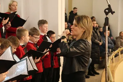 W drugi dzień oktawy Narodzenia Pańskiego o godz. 12.00 w Rzeszowskiej Katedrze została odprawiona uroczysta Eucharystia ku czci św. Szczepana, pierwszego męczennika oraz odbyło się spotkanie opłatkowe Katedralnego Chóru Chłopięco-Męskiego „Pueri Cantores Resovienses”. Eucharystii przewodniczył bp Edward Białogłowski – biskupa pomocniczy senior, a w koncelebrze uczestniczyli ks. Krzysztof Gołąbek – prepozyt kapituły katedralnej i proboszcz Katedry oraz ks. Paweł Matuszewski – notariusz rzeszowskiej Kurii. Kolędy podczas liturgii wykonał Katedralny Chór Chłopięco-Męski „Pueri Cantores Resovienses” pod dyrekcją pani Aleksandry Fiołek-Matuszewskiej. Po Eucharystii, w sali papieskiej odbyło się spotkanie opłatkowe katedralnego chóru. Życzenia błogosławieństwa Bożego od Nowonarodzonego Chrystusa złożył bp Edward Białogłowski. W tradycyjnym przełamaniu opłatkiem, oprócz koncelebrujących Mszę Świętą księży, uczestniczyli: pani Aleksandra Fiołek-Matuszewska – dyrygent chóru, pan Ryszard Bieniek – prezes chóru, ks. Julian Wybraniec, duszpasterz chóru z ramienia Biskupa Rzeszowskiego Jana Wątroby, członkowie zarządu chóru oraz rodzice chórzystów. Fot. Patrycja Pelczar Reszko