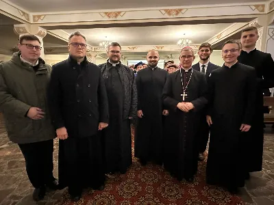 W liturgiczne wspomnienie św. Jana Apostoła (27.12.) w katedrze rzeszowskiej celebrowano Eucharystię, której przewodniczył bp Jan Wątroba. Mszę św. koncelebrował bp Edward Białogłowski, a także ok. 60 kapłanów, którzy wraz z przedstawicielami wspólnot, stowarzyszeń i instytucji modlili się w intencji Biskupa Rzeszowskiego z okazji jego imienin. Homilię wygłosił ks. Tomasz Nowak, proboszcz parafii pw. Świętego Krzyża w Rzeszowie, który pełni również funkcję dziekana dekanatu Rzeszów-Fara oraz wicedyrektora Katolickiego Radia Via. Na zakończenie Mszy św. bp Jan Wątroba podziękował za modlitwę i życzenia.