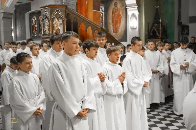 W sobotę, 15 listopada 2025 r., w Sanktuarium św. Józefa w Rzeszowie aż 205 ministrantów z całej diecezji otrzymało błogosławieństwo do pełnienia funkcji lektora. Wśród nich znalazło się dziesięciu przedstawicieli naszej parafii – 9 chłopców i 1 dorosły mężczyzna.

Podczas uroczystości Ks. Bp Kazimierz Górny przypomniał, jak odpowiedzialna jest rola tych, którzy proklamują Słowo Boże. Podkreślił, że liczy się nie tylko piękna dykcja i postawa liturgiczna, ale również godne, chrześcijańskie życie na co dzień.

Nowi lektorzy z naszej parafii to: Wojciech, Paweł, Piotr, Wojciech, Dawid, Damian, Dawid, Michał, Olaf, Aleksander.

Składamy serdeczne gratulacje nowym lektorom, ich rodzicom oraz ks. Pawłowi Wójcikowi – opiekunowi LSO! Niech zapał i gotowość do służby sprawią, że ich posługa Słowa będzie umacniać całą naszą wspólnotę.

fot. ks. Jakub Oczkowicz, Łukasz Lewandowski, Wiktor Woliński