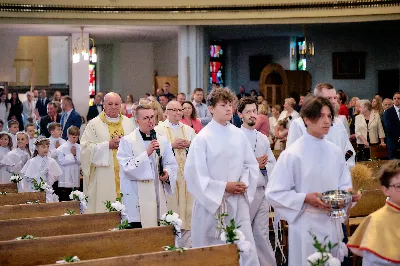 Maj to dla wielu najpiękniejszy miesiąc w roku. W liturgii Kościoła szczególnie wtedy czcimy Maryję oraz radujemy się ze Zmartwychwstania Pańskiego.
W niedzielę 12 maja w naszej Katedrze dzieci z klas III doświadczyły równie wielkiej radości po raz pierwszy w pełni uczestnicząc we Mszy Świętej. To niezwykłe spotkanie z Chrystusem w Komunii Świętej zostało poprzedzone przygotowaniem poprzez katechezy w szkole i spotkania w parafii, a także spowiedzią.
Poprzez niedzielną Eucharystie o godz. 12.00 celebrowaną przez ks. Krzysztofa Gołąbka, proboszcza naszej Katedry, 78 dzieci rozpoczęło wielką przygodę z Jezusem ukrytym w Najświętszym Sakramencie. Towarzyszyli im rodzice, którzy wraz ze swoimi dziećmi przygotowywali się do tego wydarzenia, a także najbliższa rodzina. Posługę w liturgii Mszy Świętej pełniły dzieci pierwszokomunijne oraz ich rodzice.
Wielka radość serc dzieci komunijnych promieniowała na wszystkich uczestników Mszy Świętej i przypominała zebranym na liturgii, że spotkanie z Jezusem Eucharystycznym to przywilej i wielkie szczęście. Czas tej wielkiej radości został przedłużony przez „Biały Tydzień”, w którym dzieci uczestniczyły w wieczornej Eucharystii, przyjmując Jezusa do swoich serc. 
Wszystkim dzieciom, które w tym roku przeżywały swoją Pierwszą Komunię Świętą, życzymy, aby nie gasł w nich zapał do poznawania Jezusa i Jego nauki, a radość, jaka towarzyszyła tym dniom, była nieodłączną towarzyszką ich spotkań z Jezusem w Eucharystii. A s. Julicie i ks. Julianowi dziękujemy za serce włożone w przygotowanie dzieci do tego wielkiego wydarzenia.
 
fot. Fotografia-64 Wacław Patro