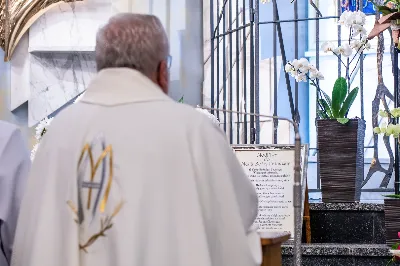 Tegoroczne czerwcowe Nabożeństwo Fatimskie rozpoczęło się o godz. 18:30 odśpiewaniem Litanii do Najświętszego Serca Pana Jezusa oraz przedstawieniem próśb i podziękowań do Matki Bożej Fatimskiej. O godz. 19:00 miała miejsce uroczysta Msza Święta, której przewodniczył i homilię wygłosił ks. Tadeusz Pindara - proboszcz parafii Matki Bożej Częstochowskiej z Rzeszowa (Drabinianka). Ze względu na niekorzystne warunki atmosferyczne zrezygnowano z procesji z figurą Matki Bożej i relikwiami dzieci fatimskich, która tradycyjnie odbywa się na placu przed katedrą. Wierni składali swoje intencje przy figurze Matki Bożej Fatimskiej w modlitwie różańcowej, którą poprowadzili przedstawiciele parafii pw. Miłosierdzia Bożego w Rzeszowie wraz z ks. Tomaszem Baciem – proboszczem tejże parafii. W posługę muzyczną podczas Eucharystii włączył się chór „Alba Cantans” pod dyrekcją Kornelii Ignas z parafii pw. Bożego Miłosierdzia w Rzeszowie oraz orkiestra dęta prowadzona przez Tadeusza Cielaka. Wieczór poświęcony Matce Bożej Fatimskiej zakończyło wspólne odśpiewanie Apelu Jasnogórskiego, po którym jeszcze przez godzinę trwała adoracja Najświętszego Sakramentu. Uroczystość w katedrze licznie zgromadziła wiernych czcicieli Matki Bożej Fatimskiej. Kolejne Nabożeństwa Fatimskie odbędą się w każdy 13. dzień miesiąca do października i będą transmitowane przez Katolickie Radio VIA. fot. Joanna Prasoł