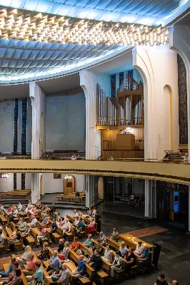 Znakomity, pełen wirtuozowskiego blasku i wielobarwny recital niemieckiego organisty Ulferta Smidta z Hannoveru zakończył w minioną niedzielę w naszej Katedrze tegoroczną edycję Podkarpackiego Festiwalu Organowego. W upalny wieczór publiczność dopisała jak zawsze niezawodnie, dając się prowadzić naszemu Gościowi przez meandry muzyki różnych stylów i epok. Gospodarzami tej muzycznej uczty byli: proboszcz katedry ks. kanonik Krzysztof Gołąbek oraz Agnieszka Radwan-Stefańska, prezes naszej Fundacji, organizatora Festiwalu. Fot. Joanna Prasoł Fundacja Promocji Kultury i Sztuki ARS PRO ARTE