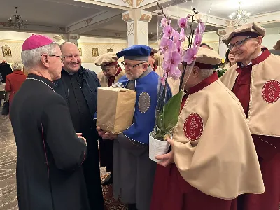 W liturgiczne wspomnienie św. Jana Apostoła (27.12.) w katedrze rzeszowskiej celebrowano Eucharystię, której przewodniczył bp Jan Wątroba. Mszę św. koncelebrował bp Edward Białogłowski, a także ok. 60 kapłanów, którzy wraz z przedstawicielami wspólnot, stowarzyszeń i instytucji modlili się w intencji Biskupa Rzeszowskiego z okazji jego imienin. Homilię wygłosił ks. Tomasz Nowak, proboszcz parafii pw. Świętego Krzyża w Rzeszowie, który pełni również funkcję dziekana dekanatu Rzeszów-Fara oraz wicedyrektora Katolickiego Radia Via. Na zakończenie Mszy św. bp Jan Wątroba podziękował za modlitwę i życzenia.