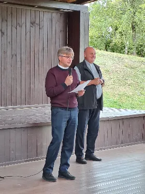 W niedzielę (15 września) w Tabernie pod Sosnami odbył się piknik dla katedralnych ministrantów oraz dziewczęcej scholi. 60 uczestników przez kilka godzin mogło wykazać się pomysłowością w grze terenowej, konkurencjach sprawnościowych, tańcu i innych atrakcjach. Dziękujemy ks. Pawłowi oraz wszystkim zaangażowanym wolontariuszom za wspaniałą organizację tego wydarzenia!
Piknik dla dzieci i młodzieży zorganizowano w ramach projektu „Bezpieczna przystań”. Dofinansowano z budżetu Województwa Podkarpackiego – Regionalnego Ośrodka Polityki Społecznej w Rzeszowie.