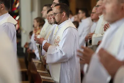 „Eucharystia powinna nas prowadzić do odkrycia kapłańskiej misji Ludu Bożego, kapłańskiej misji każdego z nas” – powiedział Biskup Rzeszowski podczas Mszy Wieczerzy Pańskiej, której przewodniczył w katedrze rzeszowskiej w Wielki Czwartek, 2 kwietnia 2026 r.

Podczas uroczystej liturgii Wielkiego Czwartku w katedrze rzeszowskiej, której przewodniczył bp Jan Wątroba, wierni zostali zaproszeni do refleksji nad tajemnicą Eucharystii, kapłaństwa oraz powołania całego Ludu Bożego do udziału w misji Chrystusa. Na zakończenie homilii biskup zachęcił do szczególnej modlitwy za kapłanów, zwłaszcza tych przeżywających trudności i kryzysy. „Panie Jezu, dobry pasterzu i towarzyszu wędrówki, dziś powierzamy Ci wszystkich kapłanów, ale zwłaszcza tych, którzy przechodzą chwilę kryzysu” – powiedział Biskup Rzeszowski. Wezwał także wspólnotę wiernych do troski o kapłanów poprzez modlitwę, życzliwość i wsparcie.

Wielkoczwartkowa liturgia w katedrze rzeszowskiej stała się nie tylko dziękczynieniem za dar Eucharystii i kapłaństwa, ale także wezwaniem do odnowienia świadomości odpowiedzialności każdego wiernego za życie Kościoła i świadectwo wiary w świecie. fot. ks. Jakub Oczkowicz