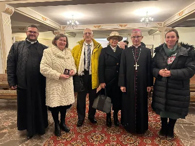 W liturgiczne wspomnienie św. Jana Apostoła (27.12.) w katedrze rzeszowskiej celebrowano Eucharystię, której przewodniczył bp Jan Wątroba. Mszę św. koncelebrował bp Edward Białogłowski, a także ok. 60 kapłanów, którzy wraz z przedstawicielami wspólnot, stowarzyszeń i instytucji modlili się w intencji Biskupa Rzeszowskiego z okazji jego imienin. Homilię wygłosił ks. Tomasz Nowak, proboszcz parafii pw. Świętego Krzyża w Rzeszowie, który pełni również funkcję dziekana dekanatu Rzeszów-Fara oraz wicedyrektora Katolickiego Radia Via. Na zakończenie Mszy św. bp Jan Wątroba podziękował za modlitwę i życzenia.