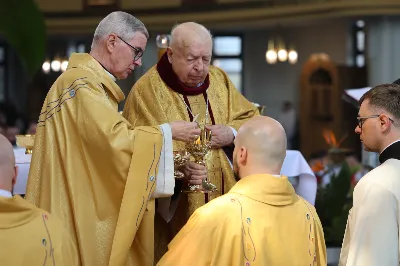 „Eucharystia powinna nas prowadzić do odkrycia kapłańskiej misji Ludu Bożego, kapłańskiej misji każdego z nas” – powiedział Biskup Rzeszowski podczas Mszy Wieczerzy Pańskiej, której przewodniczył w katedrze rzeszowskiej w Wielki Czwartek, 2 kwietnia 2026 r.

Podczas uroczystej liturgii Wielkiego Czwartku w katedrze rzeszowskiej, której przewodniczył bp Jan Wątroba, wierni zostali zaproszeni do refleksji nad tajemnicą Eucharystii, kapłaństwa oraz powołania całego Ludu Bożego do udziału w misji Chrystusa. Na zakończenie homilii biskup zachęcił do szczególnej modlitwy za kapłanów, zwłaszcza tych przeżywających trudności i kryzysy. „Panie Jezu, dobry pasterzu i towarzyszu wędrówki, dziś powierzamy Ci wszystkich kapłanów, ale zwłaszcza tych, którzy przechodzą chwilę kryzysu” – powiedział Biskup Rzeszowski. Wezwał także wspólnotę wiernych do troski o kapłanów poprzez modlitwę, życzliwość i wsparcie.

Wielkoczwartkowa liturgia w katedrze rzeszowskiej stała się nie tylko dziękczynieniem za dar Eucharystii i kapłaństwa, ale także wezwaniem do odnowienia świadomości odpowiedzialności każdego wiernego za życie Kościoła i świadectwo wiary w świecie. fot. ks. Jakub Oczkowicz