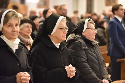 Uroczystej liturgii w uroczystość Objawienia Pańskiego w katedrze rzeszowskiej przewodniczył bp Jan Wątroba. W koncelebrze wziął udział bp Kazimierz Górny oraz kilkudziesięciu kapłanów. Szczególną intencją Eucharystii była modlitwa za bp. Kazimierza Górnego, obchodzącego 40. rocznicę sakry biskupiej oraz za bp. Edwarda Białogłowskiego, który święcenia biskupie przyjął 37 lat temu.
Na początku liturgii przedstawiciele parafii przekazali życzenia Biskupom Seniorom. Po odczytaniu Ewangelii, zgodnie z dawnym zwyczajem, wygłoszono Anuncjacę, czyli ogłoszenie dat Świąt Paschalnych i innych świąt ruchomych w bieżącym roku liturgicznym. Obrzęd ten ma na celu przypomnienie, że całe życie chrześcijanina i liturgia Kościoła, zmierzają ku najważniejszej tajemnicy, Paschy Chrystusa. Podczas liturgii, zgodnie ze świątecznym zwyczajem, pobłogosławiono kredę i kadzidło.
Na zakończenie Mszy św. bp Kazimierz Górny podziękował uczestnikom liturgii za wspólną modlitwę i przekazane życzenia. fot. ks. Jakub Oczkowicz