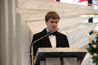 W niedzielę, 16 listopada, w Katedrze pw. Najświętszego Serca Pana Jezusa w Rzeszowie odbyła się uroczysta Msza Święta z okazji jubileuszu 40-lecia Katedralnego Chóru Chłopięco-Męskiego „Pueri Cantores Resovienses”. Eucharystii przewodniczył ks. Krzysztof Gołąbek, proboszcz Katedry.

Pod batutą Aleksandry Fiołek-Matuszewskiej oraz chórzysty Marcelego Kyca chór wykonał kilka utworów ze swojego repertuaru, wypełniając Katedrę pięknem muzyki sakralnej.

Wyjątkowym momentem było przyjęcie dziesięciu chłopców do grona chórzystów. W asyście prezesa chóru, Ryszarda Bieńka, młodzi śpiewacy złożyli uroczyste przyrzeczenie godnego reprezentowania chóru, Katedry Rzeszowskiej i miasta.

Radość przeżywały także dzieci przygotowujące się do I Komunii Świętej, które podczas Mszy Świętej otrzymały swoje pierwsze modlitewniki. W homilii ks. Julian Wybraniec, duszpasterz chóru z ramienia bpa Jana Wątroby, przypomniał o znaczeniu modlitewnika w życiu każdego chrześcijanina.

Przed nami kolejna uroczystość! Już 24 listopada o godz. 18.00 w Instytucie Teologiczno-Pastoralnym w Rzeszowie odbędzie się wyjątkowy koncert jubileuszowy. 

fot. Patrycja Pelczar Reszko