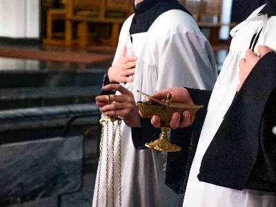 „Zaiste, godna jesteś, Matko, wszelkiej chwały, któraś między wszystkimi świętymi Najświętsze zrodziła Słowo. Od przyszłej kary wybaw nas, którzy pospołu do Ciebie wołamy: Alleluja”. Tymi słowami wychwalali Matkę Bożą zgromadzeni w rzeszowskiej katedrze w wigilię jednej z najważniejszych uroczystości w Kościele – uroczystości Niepokalanego Poczęcia Najświętszej Maryi Panny. W tym szczególnym dniu miało miejsce nabożeństwo Akatystu ku czci Bogurodzicy – jednego z najstarszych hymnów liturgicznych wychwalających Najświętszą Maryję Pannę.

Nabożeństwo zyskało szczególną rangę, gdyż wraz z wiernymi modlił się także Biskup Rzeszowski Jan Wątroba, co podkreślało doniosłość tego wydarzenia dla katedralnej wspólnoty.

Historia Akatystu sięga V wieku, a jego autorstwo przypisuje się świętemu Romanowi Pieśniarzowi. Według tradycji, święty otrzymał hymn w niezwykły sposób – miał się mu objawić we śnie Niebiański Wysłannik i wręczyć zwój z tekstem. Rankiem święty Roman wyśpiewał jego treść, a hymn ten przez wieki rozbrzmiewa ku czci Bogurodzicy. Według jednej z podań historycznych, Akatyst został po raz pierwszy wykonany 7 sierpnia 626 roku, gdy – za wstawiennictwem Maryi – miasto Konstantynopol zostało cudownie uratowane przed najazdem. Wtedy też mieszkańcy śpiewali hymn całą noc, stojąc na znak wdzięczności i czci.

Choć Akatyst wywodzi się z tradycji bizantyńskiej i jest ściśle związany z liturgią wschodnią, już w VIII wieku został przetłumaczony na łacinę, a później na wiele języków narodowych. W ten sposób trafił także do praktyki liturgicznej Kościoła Zachodniego. Współcześnie jest odmawiany i śpiewany w wielu kościołach w Polsce – zwłaszcza przy okazji uroczystości maryjnych, takich jak 8 grudnia (Niepokalane Poczęcie NMP) czy 25 marca (Zwiastowanie NMP).

Akatyst składa się z 24 zwrotek, które ułożone są według kolejnych liter alfabetu. Każda strofa wprowadza głęboką refleksję nad tajemnicą Wcielenia Słowa i rolą Maryi w planie zbawienia. Niezwykłym elementem tej modlitwy jest fakt, że każda dłuższa strofa rozpoczyna się uroczystym „Witaj”, a kończy wezwaniem „Witaj Oblubienico Dziewicza”. Ze względu na greckie znaczenie słowa akathistos („nie siedzący”), hymn wykonuje się na stojąco.

W przeddzień uroczystości Niepokalanego Poczęcia NMP wierni licznie zgromadzili się w rzeszowskiej katedrze, by wspólnie uwielbiać Tę, która została zachowana od zmazy pierworodnej. Wprowadzenia w modlitwę Akatystu dokonał ks. Julian Wybraniec, przypominając historię tego starożytnego nabożeństwa i objaśniając jego strukturę. Po uroczystej procesji wejścia, przy figurze Matki Bożej Fatimskiej, rozpoczęto modlitwę wezwaniem „O Waleczna Hetmanko”. Nabożeństwu przewodniczył ks. Karol Migut, wikariusz katedralny, a trzygłosowy śpiew poprowadziła Katedralna Schola Liturgiczna pod dyrekcją ks. Juliana Wybrańca.

Wyjątkowy klimat tej modlitwy podkreślały elementy pełne symboliki – figura Matki Bożej wielokrotnie okadzana, światła w świątyni niemal całkowicie zgaszone, a jedynym światłem stały się zapalone świece trzymane w dłoniach wiernych. Nabożeństwo zakończyło się uroczystym błogosławieństwem i rozesłaniem.

Bogactwo duchowe i teologiczne Akatystu pozwoliło uczestnikom nie tylko przygotować się do uroczystości Niepokalanego Poczęcia, ale także pogłębić refleksję nad rolą Maryi w Boskim planie zbawienia. Wyszeptane i uniesione modlitwy pomogły wiernym dostrzec, że Maryja jest Przewodniczką na drodze przygotowania do przyjścia Zbawiciela – zarówno w nadchodzącego Bożego Narodzenia, jak i w oczekiwanym powtórnym przyjściu Chrystusa na ziemię.

Niech ta modlitwa, odwieczna w swojej treści i dziś odżywająca przez wspólne uczestnictwo, pogłębi w nas wiarę, nadzieję i miłość – zwłaszcza w czasie Adwentu.

Angelika Karnasiewicz, fot. Antoni Ważny