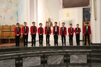 W niedzielę, 16 listopada, w Katedrze pw. Najświętszego Serca Pana Jezusa w Rzeszowie odbyła się uroczysta Msza Święta z okazji jubileuszu 40-lecia Katedralnego Chóru Chłopięco-Męskiego „Pueri Cantores Resovienses”. Eucharystii przewodniczył ks. Krzysztof Gołąbek, proboszcz Katedry.

Pod batutą Aleksandry Fiołek-Matuszewskiej oraz chórzysty Marcelego Kyca chór wykonał kilka utworów ze swojego repertuaru, wypełniając Katedrę pięknem muzyki sakralnej.

Wyjątkowym momentem było przyjęcie dziesięciu chłopców do grona chórzystów. W asyście prezesa chóru, Ryszarda Bieńka, młodzi śpiewacy złożyli uroczyste przyrzeczenie godnego reprezentowania chóru, Katedry Rzeszowskiej i miasta.

Radość przeżywały także dzieci przygotowujące się do I Komunii Świętej, które podczas Mszy Świętej otrzymały swoje pierwsze modlitewniki. W homilii ks. Julian Wybraniec, duszpasterz chóru z ramienia bpa Jana Wątroby, przypomniał o znaczeniu modlitewnika w życiu każdego chrześcijanina.

Przed nami kolejna uroczystość! Już 24 listopada o godz. 18.00 w Instytucie Teologiczno-Pastoralnym w Rzeszowie odbędzie się wyjątkowy koncert jubileuszowy. 

fot. Patrycja Pelczar Reszko
