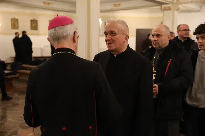 W liturgiczne wspomnienie św. Jana Apostoła (27 grudnia) w katedrze rzeszowskiej celebrowano Eucharystię, której przewodniczył bp Jan Wątroba. Mszę św. koncelebrował abp Edward Nowak, bp Edward Białogłowski, a także ok. 60 kapłanów, którzy wraz z przedstawicielami wspólnot, stowarzyszeń i instytucji modlili się w intencji Biskupa Rzeszowskiego z okazji jego imienin.
Homilię wygłosił ks. Janusz Kosior, proboszcz parafii pw. św. Jadwigi Królowej w Rzeszowie.
Na zakończenie Mszy św. bp Jan Wątroba podziękował za modlitwę i życzenia. 
fot. ks. Jakub Oczkowicz

