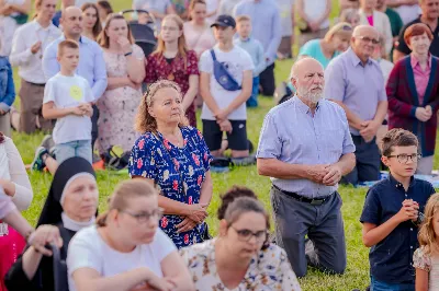 Od 3 do 9 czerwca 2024 r. w obchodzony był Tydzień Modlitw o Świętość Małżeństw i Rodzin, który przebiegał pod hasłem „Rodzinami do Maryi”. Zwieńczeniem tego tygodnia był Dzień Świętości Małżeństw i Rodzin zorganizowany przez Duszpasterstwo Rodzin Diecezji Rzeszowskiej. Z tej racji w katedrze rzeszowskiej odprawiono Mszę św., której przewodniczył bp Edward Białogłowski. W koncelebrze wzięło udział 10 kapłanów. Eucharystia zgromadziła małżeństwa i rodziny, pośród których szczególną grupę stanowiło 150 małżeństw, które w tym roku przeżywają 50. rocznicę zawarcia sakramentu małżeństwa. Po zakończeniu liturgii 150 małżeństw, które przeżywają w tym roku 50. rocznicę zawarcia sakramentu małżeństwa otrzymało okolicznościowe pismo podpisane przez bp. Jana Wątrobę. Kolejnym punktem obchodów Dnia Świętości Małżeństw i Rodzin był Piknik Rodzinny zorganizowany w Parku Papieskim. fot. Tadeusz Poźniak