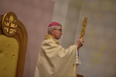 W liturgiczne wspomnienie św. Jana Apostoła (27 grudnia) w katedrze rzeszowskiej celebrowano Eucharystię, której przewodniczył bp Jan Wątroba. Mszę św. koncelebrował abp Edward Nowak, bp Edward Białogłowski, a także ok. 60 kapłanów, którzy wraz z przedstawicielami wspólnot, stowarzyszeń i instytucji modlili się w intencji Biskupa Rzeszowskiego z okazji jego imienin.
Homilię wygłosił ks. Janusz Kosior, proboszcz parafii pw. św. Jadwigi Królowej w Rzeszowie.
Na zakończenie Mszy św. bp Jan Wątroba podziękował za modlitwę i życzenia. 
fot. ks. Jakub Oczkowicz
