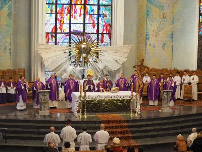 W I Niedzielę Adwentu, podczas uroczystej Mszy Świętej o godzinie 12:00 w rzeszowskiej katedrze, bp Jan Wątroba włączył czterech kleryków z roku V do grona kandydatów bezpośrednio przygotowujących się do sakramentu święceń. Wybrani zostali: Marek, Krzysztof, Przemysław i Kacper.
Gratulujemy i pamiętamy w modlitwie o przyszłych kapłanach! 
fot. WSD Rzeszów