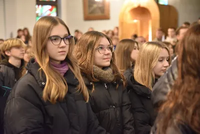 W niedzielę, 24 listopada 2024 r., w uroczystość Jezusa Chrystusa Króla Wszechświata obchodzony jest Światowy Dzień Młodzieży, a także jest to święto patronalne Akcji Katolickiej i Katolickiego Stowarzyszenia Młodzieży. Świętowanie uroczystości Jezusa Chrystusa Króla Wszechświata i 39. Światowego Dnia Młodzieży w diecezji rozpoczęła Eucharystia w katedrze rzeszowskiej, której przewodniczył bp Jan Wątroba. Eucharystię koncelebrowało 60 księży, głównie asystentów Katolickiego Stowarzyszenia Młodzieży, oddziałów Akcji Katolickiej i duszpasterzy młodzieży. W kościele katedralnym w liturgii uczestniczyło prawie 2000 młodych ludzi i kilkaset osób związanych z Akcją Katolicką. Po homilii 60 osób z różnych parafii złożyło przyrzeczenie, poprzez które zostali włączeni do Katolickiego Stowarzyszenia Młodzieży. Kandydaci, przed sztandarem KSM, wypowiedzieli słowa przysięgi: Uroczyście przyrzekam pracować nad sobą, aby móc całym życiem wiernie służyć Bogu, Kościołowi i Ojczyźnie, czynić dobro ludziom, być dobrym członkiem Katolickiego Stowarzyszenia Młodzieży. Po Eucharystii w kościele katedralnym młodzież udała się w uroczystym przemarszu ulicami miasta do Uniwersytetu Rzeszowskiego, gdzie odbywa się druga część obchodów 39. Światowego Dnia Młodzieży pod hasłem „Królewska Uczta”. fot. ks. Jakub Oczkowicz