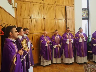 W I Niedzielę Adwentu, podczas uroczystej Mszy Świętej o godzinie 12:00 w rzeszowskiej katedrze, bp Jan Wątroba włączył czterech kleryków z roku V do grona kandydatów bezpośrednio przygotowujących się do sakramentu święceń. Wybrani zostali: Marek, Krzysztof, Przemysław i Kacper.
Gratulujemy i pamiętamy w modlitwie o przyszłych kapłanach! 
fot. WSD Rzeszów