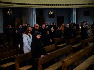 „Zaiste, godna jesteś, Matko, wszelkiej chwały, któraś między wszystkimi świętymi Najświętsze zrodziła Słowo. Od przyszłej kary wybaw nas, którzy pospołu do Ciebie wołamy: Alleluja”. Tymi słowami wychwalali Matkę Bożą zgromadzeni w rzeszowskiej katedrze w wigilię jednej z najważniejszych uroczystości w Kościele – uroczystości Niepokalanego Poczęcia Najświętszej Maryi Panny. W tym szczególnym dniu miało miejsce nabożeństwo Akatystu ku czci Bogurodzicy – jednego z najstarszych hymnów liturgicznych wychwalających Najświętszą Maryję Pannę.

Nabożeństwo zyskało szczególną rangę, gdyż wraz z wiernymi modlił się także Biskup Rzeszowski Jan Wątroba, co podkreślało doniosłość tego wydarzenia dla katedralnej wspólnoty.

Historia Akatystu sięga V wieku, a jego autorstwo przypisuje się świętemu Romanowi Pieśniarzowi. Według tradycji, święty otrzymał hymn w niezwykły sposób – miał się mu objawić we śnie Niebiański Wysłannik i wręczyć zwój z tekstem. Rankiem święty Roman wyśpiewał jego treść, a hymn ten przez wieki rozbrzmiewa ku czci Bogurodzicy. Według jednej z podań historycznych, Akatyst został po raz pierwszy wykonany 7 sierpnia 626 roku, gdy – za wstawiennictwem Maryi – miasto Konstantynopol zostało cudownie uratowane przed najazdem. Wtedy też mieszkańcy śpiewali hymn całą noc, stojąc na znak wdzięczności i czci.

Choć Akatyst wywodzi się z tradycji bizantyńskiej i jest ściśle związany z liturgią wschodnią, już w VIII wieku został przetłumaczony na łacinę, a później na wiele języków narodowych. W ten sposób trafił także do praktyki liturgicznej Kościoła Zachodniego. Współcześnie jest odmawiany i śpiewany w wielu kościołach w Polsce – zwłaszcza przy okazji uroczystości maryjnych, takich jak 8 grudnia (Niepokalane Poczęcie NMP) czy 25 marca (Zwiastowanie NMP).

Akatyst składa się z 24 zwrotek, które ułożone są według kolejnych liter alfabetu. Każda strofa wprowadza głęboką refleksję nad tajemnicą Wcielenia Słowa i rolą Maryi w planie zbawienia. Niezwykłym elementem tej modlitwy jest fakt, że każda dłuższa strofa rozpoczyna się uroczystym „Witaj”, a kończy wezwaniem „Witaj Oblubienico Dziewicza”. Ze względu na greckie znaczenie słowa akathistos („nie siedzący”), hymn wykonuje się na stojąco.

W przeddzień uroczystości Niepokalanego Poczęcia NMP wierni licznie zgromadzili się w rzeszowskiej katedrze, by wspólnie uwielbiać Tę, która została zachowana od zmazy pierworodnej. Wprowadzenia w modlitwę Akatystu dokonał ks. Julian Wybraniec, przypominając historię tego starożytnego nabożeństwa i objaśniając jego strukturę. Po uroczystej procesji wejścia, przy figurze Matki Bożej Fatimskiej, rozpoczęto modlitwę wezwaniem „O Waleczna Hetmanko”. Nabożeństwu przewodniczył ks. Karol Migut, wikariusz katedralny, a trzygłosowy śpiew poprowadziła Katedralna Schola Liturgiczna pod dyrekcją ks. Juliana Wybrańca.

Wyjątkowy klimat tej modlitwy podkreślały elementy pełne symboliki – figura Matki Bożej wielokrotnie okadzana, światła w świątyni niemal całkowicie zgaszone, a jedynym światłem stały się zapalone świece trzymane w dłoniach wiernych. Nabożeństwo zakończyło się uroczystym błogosławieństwem i rozesłaniem.

Bogactwo duchowe i teologiczne Akatystu pozwoliło uczestnikom nie tylko przygotować się do uroczystości Niepokalanego Poczęcia, ale także pogłębić refleksję nad rolą Maryi w Boskim planie zbawienia. Wyszeptane i uniesione modlitwy pomogły wiernym dostrzec, że Maryja jest Przewodniczką na drodze przygotowania do przyjścia Zbawiciela – zarówno w nadchodzącego Bożego Narodzenia, jak i w oczekiwanym powtórnym przyjściu Chrystusa na ziemię.

Niech ta modlitwa, odwieczna w swojej treści i dziś odżywająca przez wspólne uczestnictwo, pogłębi w nas wiarę, nadzieję i miłość – zwłaszcza w czasie Adwentu.

Angelika Karnasiewicz, fot. Antoni Ważny