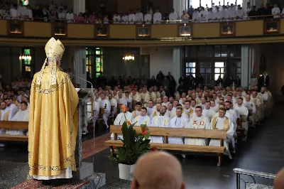 „Eucharystia powinna nas prowadzić do odkrycia kapłańskiej misji Ludu Bożego, kapłańskiej misji każdego z nas” – powiedział Biskup Rzeszowski podczas Mszy Wieczerzy Pańskiej, której przewodniczył w katedrze rzeszowskiej w Wielki Czwartek, 2 kwietnia 2026 r.

Podczas uroczystej liturgii Wielkiego Czwartku w katedrze rzeszowskiej, której przewodniczył bp Jan Wątroba, wierni zostali zaproszeni do refleksji nad tajemnicą Eucharystii, kapłaństwa oraz powołania całego Ludu Bożego do udziału w misji Chrystusa. Na zakończenie homilii biskup zachęcił do szczególnej modlitwy za kapłanów, zwłaszcza tych przeżywających trudności i kryzysy. „Panie Jezu, dobry pasterzu i towarzyszu wędrówki, dziś powierzamy Ci wszystkich kapłanów, ale zwłaszcza tych, którzy przechodzą chwilę kryzysu” – powiedział Biskup Rzeszowski. Wezwał także wspólnotę wiernych do troski o kapłanów poprzez modlitwę, życzliwość i wsparcie.

Wielkoczwartkowa liturgia w katedrze rzeszowskiej stała się nie tylko dziękczynieniem za dar Eucharystii i kapłaństwa, ale także wezwaniem do odnowienia świadomości odpowiedzialności każdego wiernego za życie Kościoła i świadectwo wiary w świecie. fot. ks. Jakub Oczkowicz