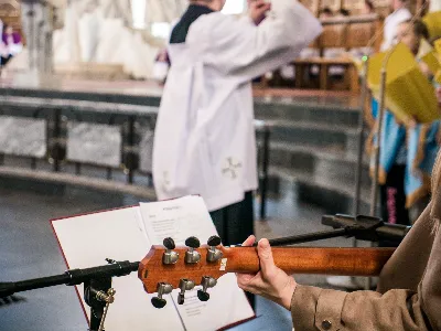 W V Niedzielę Wielkiego Postu, podczas Mszy Świętej o godz. 12:00, ks. Krzysztof Gołąbek – proboszcz naszej Katedry, przyjął do grona Liturgicznej Służby Ołtarza siedmiu nowych ministrantów.  Po odpowiednim przygotowaniu, pod czujnym okiem ks. Pawła Wójcika oraz animatorów Adama i Miłosza, chłopcy otrzymali stopień ministranta choralisty – po raz pierwszy założyli kołnierzyki i otrzymali legitymacje ministranckie. To wyjątkowy moment i ogromna radość dla naszej wspólnoty! Podczas Mszy Świętej zaśpiewała Dziewczęca Schola Katedralna. Serdecznie gratulujemy chłopcom odwagi oraz życzymy wytrwałości w tej pięknej służbie przy Ołtarzu Pana Jezusa. Jeśli chcesz dołączyć do grona ministrantów – serdecznie zapraszamy! Zainteresowanych prosimy o kontakt z ks. Pawłem Wójcikiem.
fot. Antoni Ważny