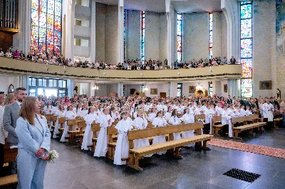 Maj to dla wielu najpiękniejszy miesiąc w roku. W liturgii Kościoła szczególnie wtedy czcimy Maryję oraz radujemy się ze Zmartwychwstania Pańskiego.
W niedzielę 12 maja w naszej Katedrze dzieci z klas III doświadczyły równie wielkiej radości po raz pierwszy w pełni uczestnicząc we Mszy Świętej. To niezwykłe spotkanie z Chrystusem w Komunii Świętej zostało poprzedzone przygotowaniem poprzez katechezy w szkole i spotkania w parafii, a także spowiedzią.
Poprzez niedzielną Eucharystie o godz. 12.00 celebrowaną przez ks. Krzysztofa Gołąbka, proboszcza naszej Katedry, 78 dzieci rozpoczęło wielką przygodę z Jezusem ukrytym w Najświętszym Sakramencie. Towarzyszyli im rodzice, którzy wraz ze swoimi dziećmi przygotowywali się do tego wydarzenia, a także najbliższa rodzina. Posługę w liturgii Mszy Świętej pełniły dzieci pierwszokomunijne oraz ich rodzice.
Wielka radość serc dzieci komunijnych promieniowała na wszystkich uczestników Mszy Świętej i przypominała zebranym na liturgii, że spotkanie z Jezusem Eucharystycznym to przywilej i wielkie szczęście. Czas tej wielkiej radości został przedłużony przez „Biały Tydzień”, w którym dzieci uczestniczyły w wieczornej Eucharystii, przyjmując Jezusa do swoich serc. 
Wszystkim dzieciom, które w tym roku przeżywały swoją Pierwszą Komunię Świętą, życzymy, aby nie gasł w nich zapał do poznawania Jezusa i Jego nauki, a radość, jaka towarzyszyła tym dniom, była nieodłączną towarzyszką ich spotkań z Jezusem w Eucharystii. A s. Julicie i ks. Julianowi dziękujemy za serce włożone w przygotowanie dzieci do tego wielkiego wydarzenia.
 
fot. Fotografia-64 Wacław Patro