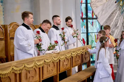 Maj to dla wielu najpiękniejszy miesiąc w roku. W liturgii Kościoła szczególnie wtedy czcimy Maryję oraz radujemy się ze Zmartwychwstania Pańskiego.
W niedzielę 12 maja w naszej Katedrze dzieci z klas III doświadczyły równie wielkiej radości po raz pierwszy w pełni uczestnicząc we Mszy Świętej. To niezwykłe spotkanie z Chrystusem w Komunii Świętej zostało poprzedzone przygotowaniem poprzez katechezy w szkole i spotkania w parafii, a także spowiedzią.
Poprzez niedzielną Eucharystie o godz. 12.00 celebrowaną przez ks. Krzysztofa Gołąbka, proboszcza naszej Katedry, 78 dzieci rozpoczęło wielką przygodę z Jezusem ukrytym w Najświętszym Sakramencie. Towarzyszyli im rodzice, którzy wraz ze swoimi dziećmi przygotowywali się do tego wydarzenia, a także najbliższa rodzina. Posługę w liturgii Mszy Świętej pełniły dzieci pierwszokomunijne oraz ich rodzice.
Wielka radość serc dzieci komunijnych promieniowała na wszystkich uczestników Mszy Świętej i przypominała zebranym na liturgii, że spotkanie z Jezusem Eucharystycznym to przywilej i wielkie szczęście. Czas tej wielkiej radości został przedłużony przez „Biały Tydzień”, w którym dzieci uczestniczyły w wieczornej Eucharystii, przyjmując Jezusa do swoich serc. 
Wszystkim dzieciom, które w tym roku przeżywały swoją Pierwszą Komunię Świętą, życzymy, aby nie gasł w nich zapał do poznawania Jezusa i Jego nauki, a radość, jaka towarzyszyła tym dniom, była nieodłączną towarzyszką ich spotkań z Jezusem w Eucharystii. A s. Julicie i ks. Julianowi dziękujemy za serce włożone w przygotowanie dzieci do tego wielkiego wydarzenia.
 
fot. Fotografia-64 Wacław Patro