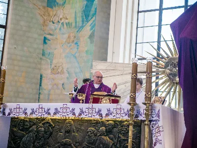 W V Niedzielę Wielkiego Postu, podczas Mszy Świętej o godz. 12:00, ks. Krzysztof Gołąbek – proboszcz naszej Katedry, przyjął do grona Liturgicznej Służby Ołtarza siedmiu nowych ministrantów.  Po odpowiednim przygotowaniu, pod czujnym okiem ks. Pawła Wójcika oraz animatorów Adama i Miłosza, chłopcy otrzymali stopień ministranta choralisty – po raz pierwszy założyli kołnierzyki i otrzymali legitymacje ministranckie. To wyjątkowy moment i ogromna radość dla naszej wspólnoty! Podczas Mszy Świętej zaśpiewała Dziewczęca Schola Katedralna. Serdecznie gratulujemy chłopcom odwagi oraz życzymy wytrwałości w tej pięknej służbie przy Ołtarzu Pana Jezusa. Jeśli chcesz dołączyć do grona ministrantów – serdecznie zapraszamy! Zainteresowanych prosimy o kontakt z ks. Pawłem Wójcikiem.
fot. Antoni Ważny