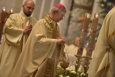 W liturgiczne wspomnienie św. Jana Apostoła (27 grudnia) w katedrze rzeszowskiej celebrowano Eucharystię, której przewodniczył bp Jan Wątroba. Mszę św. koncelebrował abp Edward Nowak, bp Edward Białogłowski, a także ok. 60 kapłanów, którzy wraz z przedstawicielami wspólnot, stowarzyszeń i instytucji modlili się w intencji Biskupa Rzeszowskiego z okazji jego imienin.
Homilię wygłosił ks. Janusz Kosior, proboszcz parafii pw. św. Jadwigi Królowej w Rzeszowie.
Na zakończenie Mszy św. bp Jan Wątroba podziękował za modlitwę i życzenia. 
fot. ks. Jakub Oczkowicz
