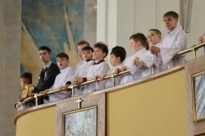 „Eucharystia powinna nas prowadzić do odkrycia kapłańskiej misji Ludu Bożego, kapłańskiej misji każdego z nas” – powiedział Biskup Rzeszowski podczas Mszy Wieczerzy Pańskiej, której przewodniczył w katedrze rzeszowskiej w Wielki Czwartek, 2 kwietnia 2026 r.

Podczas uroczystej liturgii Wielkiego Czwartku w katedrze rzeszowskiej, której przewodniczył bp Jan Wątroba, wierni zostali zaproszeni do refleksji nad tajemnicą Eucharystii, kapłaństwa oraz powołania całego Ludu Bożego do udziału w misji Chrystusa. Na zakończenie homilii biskup zachęcił do szczególnej modlitwy za kapłanów, zwłaszcza tych przeżywających trudności i kryzysy. „Panie Jezu, dobry pasterzu i towarzyszu wędrówki, dziś powierzamy Ci wszystkich kapłanów, ale zwłaszcza tych, którzy przechodzą chwilę kryzysu” – powiedział Biskup Rzeszowski. Wezwał także wspólnotę wiernych do troski o kapłanów poprzez modlitwę, życzliwość i wsparcie.

Wielkoczwartkowa liturgia w katedrze rzeszowskiej stała się nie tylko dziękczynieniem za dar Eucharystii i kapłaństwa, ale także wezwaniem do odnowienia świadomości odpowiedzialności każdego wiernego za życie Kościoła i świadectwo wiary w świecie. fot. ks. Jakub Oczkowicz