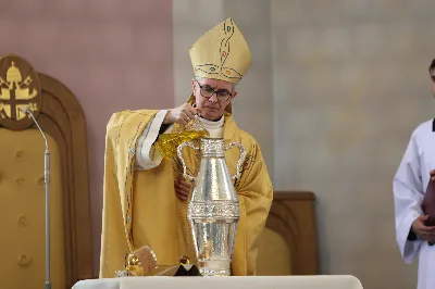 „Eucharystia powinna nas prowadzić do odkrycia kapłańskiej misji Ludu Bożego, kapłańskiej misji każdego z nas” – powiedział Biskup Rzeszowski podczas Mszy Wieczerzy Pańskiej, której przewodniczył w katedrze rzeszowskiej w Wielki Czwartek, 2 kwietnia 2026 r.

Podczas uroczystej liturgii Wielkiego Czwartku w katedrze rzeszowskiej, której przewodniczył bp Jan Wątroba, wierni zostali zaproszeni do refleksji nad tajemnicą Eucharystii, kapłaństwa oraz powołania całego Ludu Bożego do udziału w misji Chrystusa. Na zakończenie homilii biskup zachęcił do szczególnej modlitwy za kapłanów, zwłaszcza tych przeżywających trudności i kryzysy. „Panie Jezu, dobry pasterzu i towarzyszu wędrówki, dziś powierzamy Ci wszystkich kapłanów, ale zwłaszcza tych, którzy przechodzą chwilę kryzysu” – powiedział Biskup Rzeszowski. Wezwał także wspólnotę wiernych do troski o kapłanów poprzez modlitwę, życzliwość i wsparcie.

Wielkoczwartkowa liturgia w katedrze rzeszowskiej stała się nie tylko dziękczynieniem za dar Eucharystii i kapłaństwa, ale także wezwaniem do odnowienia świadomości odpowiedzialności każdego wiernego za życie Kościoła i świadectwo wiary w świecie. fot. ks. Jakub Oczkowicz