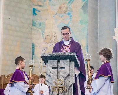 W V Niedzielę Wielkiego Postu, podczas Mszy Świętej o godz. 12:00, ks. Krzysztof Gołąbek – proboszcz naszej Katedry, przyjął do grona Liturgicznej Służby Ołtarza siedmiu nowych ministrantów.  Po odpowiednim przygotowaniu, pod czujnym okiem ks. Pawła Wójcika oraz animatorów Adama i Miłosza, chłopcy otrzymali stopień ministranta choralisty – po raz pierwszy założyli kołnierzyki i otrzymali legitymacje ministranckie. To wyjątkowy moment i ogromna radość dla naszej wspólnoty! Podczas Mszy Świętej zaśpiewała Dziewczęca Schola Katedralna. Serdecznie gratulujemy chłopcom odwagi oraz życzymy wytrwałości w tej pięknej służbie przy Ołtarzu Pana Jezusa. Jeśli chcesz dołączyć do grona ministrantów – serdecznie zapraszamy! Zainteresowanych prosimy o kontakt z ks. Pawłem Wójcikiem.
fot. Antoni Ważny