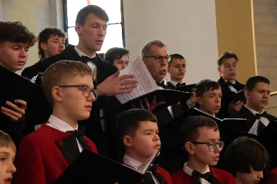 W drugi dzień oktawy Narodzenia Pańskiego o godz. 12.00 w Rzeszowskiej Katedrze została odprawiona uroczysta Eucharystia ku czci św. Szczepana, pierwszego męczennika oraz odbyło się spotkanie opłatkowe Katedralnego Chóru Chłopięco-Męskiego „Pueri Cantores Resovienses”. Eucharystii przewodniczył bp Edward Białogłowski – biskupa pomocniczy senior, a w koncelebrze uczestniczyli ks. Krzysztof Gołąbek – prepozyt kapituły katedralnej i proboszcz Katedry oraz ks. Paweł Matuszewski – notariusz rzeszowskiej Kurii. Kolędy podczas liturgii wykonał Katedralny Chór Chłopięco-Męski „Pueri Cantores Resovienses” pod dyrekcją pani Aleksandry Fiołek-Matuszewskiej. Po Eucharystii, w sali papieskiej odbyło się spotkanie opłatkowe katedralnego chóru. Życzenia błogosławieństwa Bożego od Nowonarodzonego Chrystusa złożył bp Edward Białogłowski. W tradycyjnym przełamaniu opłatkiem, oprócz koncelebrujących Mszę Świętą księży, uczestniczyli: pani Aleksandra Fiołek-Matuszewska – dyrygent chóru, pan Ryszard Bieniek – prezes chóru, ks. Julian Wybraniec, duszpasterz chóru z ramienia Biskupa Rzeszowskiego Jana Wątroby, członkowie zarządu chóru oraz rodzice chórzystów. Fot. Patrycja Pelczar Reszko