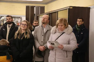 W drugi dzień oktawy Narodzenia Pańskiego o godz. 12.00 w Rzeszowskiej Katedrze została odprawiona uroczysta Eucharystia ku czci św. Szczepana, pierwszego męczennika oraz odbyło się spotkanie opłatkowe Katedralnego Chóru Chłopięco-Męskiego „Pueri Cantores Resovienses”. Eucharystii przewodniczył bp Edward Białogłowski – biskupa pomocniczy senior, a w koncelebrze uczestniczyli ks. Krzysztof Gołąbek – prepozyt kapituły katedralnej i proboszcz Katedry oraz ks. Paweł Matuszewski – notariusz rzeszowskiej Kurii. Kolędy podczas liturgii wykonał Katedralny Chór Chłopięco-Męski „Pueri Cantores Resovienses” pod dyrekcją pani Aleksandry Fiołek-Matuszewskiej. Po Eucharystii, w sali papieskiej odbyło się spotkanie opłatkowe katedralnego chóru. Życzenia błogosławieństwa Bożego od Nowonarodzonego Chrystusa złożył bp Edward Białogłowski. W tradycyjnym przełamaniu opłatkiem, oprócz koncelebrujących Mszę Świętą księży, uczestniczyli: pani Aleksandra Fiołek-Matuszewska – dyrygent chóru, pan Ryszard Bieniek – prezes chóru, ks. Julian Wybraniec, duszpasterz chóru z ramienia Biskupa Rzeszowskiego Jana Wątroby, członkowie zarządu chóru oraz rodzice chórzystów. Fot. Patrycja Pelczar Reszko