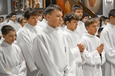 W sobotę, 15 listopada 2025 r., w Sanktuarium św. Józefa w Rzeszowie aż 205 ministrantów z całej diecezji otrzymało błogosławieństwo do pełnienia funkcji lektora. Wśród nich znalazło się dziesięciu przedstawicieli naszej parafii – 9 chłopców i 1 dorosły mężczyzna.

Podczas uroczystości Ks. Bp Kazimierz Górny przypomniał, jak odpowiedzialna jest rola tych, którzy proklamują Słowo Boże. Podkreślił, że liczy się nie tylko piękna dykcja i postawa liturgiczna, ale również godne, chrześcijańskie życie na co dzień.

Nowi lektorzy z naszej parafii to: Wojciech, Paweł, Piotr, Wojciech, Dawid, Damian, Dawid, Michał, Olaf, Aleksander.

Składamy serdeczne gratulacje nowym lektorom, ich rodzicom oraz ks. Pawłowi Wójcikowi – opiekunowi LSO! Niech zapał i gotowość do służby sprawią, że ich posługa Słowa będzie umacniać całą naszą wspólnotę.

fot. ks. Jakub Oczkowicz, Łukasz Lewandowski, Wiktor Woliński
