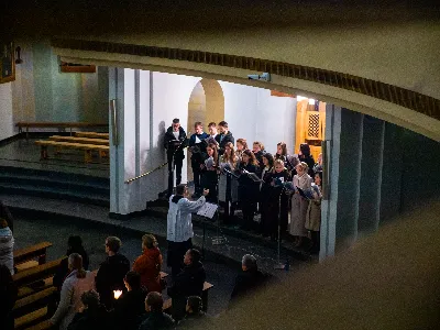 „Zaiste, godna jesteś, Matko, wszelkiej chwały, któraś między wszystkimi świętymi Najświętsze zrodziła Słowo. Od przyszłej kary wybaw nas, którzy pospołu do Ciebie wołamy: Alleluja”. Tymi słowami wychwalali Matkę Bożą zgromadzeni w rzeszowskiej katedrze w wigilię jednej z najważniejszych uroczystości w Kościele – uroczystości Niepokalanego Poczęcia Najświętszej Maryi Panny. W tym szczególnym dniu miało miejsce nabożeństwo Akatystu ku czci Bogurodzicy – jednego z najstarszych hymnów liturgicznych wychwalających Najświętszą Maryję Pannę.

Nabożeństwo zyskało szczególną rangę, gdyż wraz z wiernymi modlił się także Biskup Rzeszowski Jan Wątroba, co podkreślało doniosłość tego wydarzenia dla katedralnej wspólnoty.

Historia Akatystu sięga V wieku, a jego autorstwo przypisuje się świętemu Romanowi Pieśniarzowi. Według tradycji, święty otrzymał hymn w niezwykły sposób – miał się mu objawić we śnie Niebiański Wysłannik i wręczyć zwój z tekstem. Rankiem święty Roman wyśpiewał jego treść, a hymn ten przez wieki rozbrzmiewa ku czci Bogurodzicy. Według jednej z podań historycznych, Akatyst został po raz pierwszy wykonany 7 sierpnia 626 roku, gdy – za wstawiennictwem Maryi – miasto Konstantynopol zostało cudownie uratowane przed najazdem. Wtedy też mieszkańcy śpiewali hymn całą noc, stojąc na znak wdzięczności i czci.

Choć Akatyst wywodzi się z tradycji bizantyńskiej i jest ściśle związany z liturgią wschodnią, już w VIII wieku został przetłumaczony na łacinę, a później na wiele języków narodowych. W ten sposób trafił także do praktyki liturgicznej Kościoła Zachodniego. Współcześnie jest odmawiany i śpiewany w wielu kościołach w Polsce – zwłaszcza przy okazji uroczystości maryjnych, takich jak 8 grudnia (Niepokalane Poczęcie NMP) czy 25 marca (Zwiastowanie NMP).

Akatyst składa się z 24 zwrotek, które ułożone są według kolejnych liter alfabetu. Każda strofa wprowadza głęboką refleksję nad tajemnicą Wcielenia Słowa i rolą Maryi w planie zbawienia. Niezwykłym elementem tej modlitwy jest fakt, że każda dłuższa strofa rozpoczyna się uroczystym „Witaj”, a kończy wezwaniem „Witaj Oblubienico Dziewicza”. Ze względu na greckie znaczenie słowa akathistos („nie siedzący”), hymn wykonuje się na stojąco.

W przeddzień uroczystości Niepokalanego Poczęcia NMP wierni licznie zgromadzili się w rzeszowskiej katedrze, by wspólnie uwielbiać Tę, która została zachowana od zmazy pierworodnej. Wprowadzenia w modlitwę Akatystu dokonał ks. Julian Wybraniec, przypominając historię tego starożytnego nabożeństwa i objaśniając jego strukturę. Po uroczystej procesji wejścia, przy figurze Matki Bożej Fatimskiej, rozpoczęto modlitwę wezwaniem „O Waleczna Hetmanko”. Nabożeństwu przewodniczył ks. Karol Migut, wikariusz katedralny, a trzygłosowy śpiew poprowadziła Katedralna Schola Liturgiczna pod dyrekcją ks. Juliana Wybrańca.

Wyjątkowy klimat tej modlitwy podkreślały elementy pełne symboliki – figura Matki Bożej wielokrotnie okadzana, światła w świątyni niemal całkowicie zgaszone, a jedynym światłem stały się zapalone świece trzymane w dłoniach wiernych. Nabożeństwo zakończyło się uroczystym błogosławieństwem i rozesłaniem.

Bogactwo duchowe i teologiczne Akatystu pozwoliło uczestnikom nie tylko przygotować się do uroczystości Niepokalanego Poczęcia, ale także pogłębić refleksję nad rolą Maryi w Boskim planie zbawienia. Wyszeptane i uniesione modlitwy pomogły wiernym dostrzec, że Maryja jest Przewodniczką na drodze przygotowania do przyjścia Zbawiciela – zarówno w nadchodzącego Bożego Narodzenia, jak i w oczekiwanym powtórnym przyjściu Chrystusa na ziemię.

Niech ta modlitwa, odwieczna w swojej treści i dziś odżywająca przez wspólne uczestnictwo, pogłębi w nas wiarę, nadzieję i miłość – zwłaszcza w czasie Adwentu.

Angelika Karnasiewicz, fot. Antoni Ważny