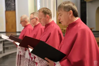 We wtorek 24 marca, w Katedrze Rzeszowskiej o godz. 19.00 podczas I Nieszporów Uroczystości Zwiastowania Pańskiego odbył się obrzęd wprowadzenia nowych kanoników Kapituły Katedralnej w Rzeszowie. Liturgii Nieszporów przewodniczył ks. Krzysztof Gołąbek, proboszcz Katedry i prepozyt Kapituły Katedralnej. Do grona kanoników katedralnych dołączyli: ks. dr Stanisław Kamiński, Wikariusz Biskupi ds. Życia Konsekrowanego oraz proboszcz parafii św. Józefa w Głogowie Małopolskim, ks. Jacek Szczęch, proboszcz parafii Matki Bożej Nieustającej Pomocy i św. Floriana w Rzeszowie oraz wykładowca w Instytucie Wyższych Studiów Teologicznych w Rzeszowie, ks. dr Lucjan Dyka, proboszcz parafii pw. św. Józefa Sebastiana Pelczara w Rzeszowie oraz wykładowca w Diecezjalnym Studium Organistowskim w Rzeszowie, ks. dr Piotr Potyrała, Dyrektor Caritas Diecezji Rzeszowskiej. fot. ks. Jakub Oczkowicz