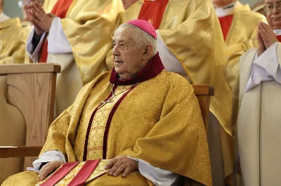 „Eucharystia powinna nas prowadzić do odkrycia kapłańskiej misji Ludu Bożego, kapłańskiej misji każdego z nas” – powiedział Biskup Rzeszowski podczas Mszy Wieczerzy Pańskiej, której przewodniczył w katedrze rzeszowskiej w Wielki Czwartek, 2 kwietnia 2026 r.

Podczas uroczystej liturgii Wielkiego Czwartku w katedrze rzeszowskiej, której przewodniczył bp Jan Wątroba, wierni zostali zaproszeni do refleksji nad tajemnicą Eucharystii, kapłaństwa oraz powołania całego Ludu Bożego do udziału w misji Chrystusa. Na zakończenie homilii biskup zachęcił do szczególnej modlitwy za kapłanów, zwłaszcza tych przeżywających trudności i kryzysy. „Panie Jezu, dobry pasterzu i towarzyszu wędrówki, dziś powierzamy Ci wszystkich kapłanów, ale zwłaszcza tych, którzy przechodzą chwilę kryzysu” – powiedział Biskup Rzeszowski. Wezwał także wspólnotę wiernych do troski o kapłanów poprzez modlitwę, życzliwość i wsparcie.

Wielkoczwartkowa liturgia w katedrze rzeszowskiej stała się nie tylko dziękczynieniem za dar Eucharystii i kapłaństwa, ale także wezwaniem do odnowienia świadomości odpowiedzialności każdego wiernego za życie Kościoła i świadectwo wiary w świecie. fot. ks. Jakub Oczkowicz