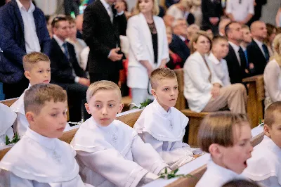 Maj to dla wielu najpiękniejszy miesiąc w roku. W liturgii Kościoła szczególnie wtedy czcimy Maryję oraz radujemy się ze Zmartwychwstania Pańskiego.
W niedzielę 12 maja w naszej Katedrze dzieci z klas III doświadczyły równie wielkiej radości po raz pierwszy w pełni uczestnicząc we Mszy Świętej. To niezwykłe spotkanie z Chrystusem w Komunii Świętej zostało poprzedzone przygotowaniem poprzez katechezy w szkole i spotkania w parafii, a także spowiedzią.
Poprzez niedzielną Eucharystie o godz. 12.00 celebrowaną przez ks. Krzysztofa Gołąbka, proboszcza naszej Katedry, 78 dzieci rozpoczęło wielką przygodę z Jezusem ukrytym w Najświętszym Sakramencie. Towarzyszyli im rodzice, którzy wraz ze swoimi dziećmi przygotowywali się do tego wydarzenia, a także najbliższa rodzina. Posługę w liturgii Mszy Świętej pełniły dzieci pierwszokomunijne oraz ich rodzice.
Wielka radość serc dzieci komunijnych promieniowała na wszystkich uczestników Mszy Świętej i przypominała zebranym na liturgii, że spotkanie z Jezusem Eucharystycznym to przywilej i wielkie szczęście. Czas tej wielkiej radości został przedłużony przez „Biały Tydzień”, w którym dzieci uczestniczyły w wieczornej Eucharystii, przyjmując Jezusa do swoich serc. 
Wszystkim dzieciom, które w tym roku przeżywały swoją Pierwszą Komunię Świętą, życzymy, aby nie gasł w nich zapał do poznawania Jezusa i Jego nauki, a radość, jaka towarzyszyła tym dniom, była nieodłączną towarzyszką ich spotkań z Jezusem w Eucharystii. A s. Julicie i ks. Julianowi dziękujemy za serce włożone w przygotowanie dzieci do tego wielkiego wydarzenia.
 
fot. Fotografia-64 Wacław Patro