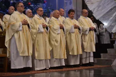W liturgiczne wspomnienie św. Jana Apostoła (27 grudnia) w katedrze rzeszowskiej celebrowano Eucharystię, której przewodniczył bp Jan Wątroba. Mszę św. koncelebrował abp Edward Nowak, bp Edward Białogłowski, a także ok. 60 kapłanów, którzy wraz z przedstawicielami wspólnot, stowarzyszeń i instytucji modlili się w intencji Biskupa Rzeszowskiego z okazji jego imienin.
Homilię wygłosił ks. Janusz Kosior, proboszcz parafii pw. św. Jadwigi Królowej w Rzeszowie.
Na zakończenie Mszy św. bp Jan Wątroba podziękował za modlitwę i życzenia. 
fot. ks. Jakub Oczkowicz
