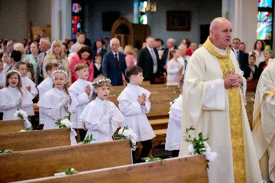 Maj to dla wielu najpiękniejszy miesiąc w roku. W liturgii Kościoła szczególnie wtedy czcimy Maryję oraz radujemy się ze Zmartwychwstania Pańskiego.
W niedzielę 12 maja w naszej Katedrze dzieci z klas III doświadczyły równie wielkiej radości po raz pierwszy w pełni uczestnicząc we Mszy Świętej. To niezwykłe spotkanie z Chrystusem w Komunii Świętej zostało poprzedzone przygotowaniem poprzez katechezy w szkole i spotkania w parafii, a także spowiedzią.
Poprzez niedzielną Eucharystie o godz. 12.00 celebrowaną przez ks. Krzysztofa Gołąbka, proboszcza naszej Katedry, 78 dzieci rozpoczęło wielką przygodę z Jezusem ukrytym w Najświętszym Sakramencie. Towarzyszyli im rodzice, którzy wraz ze swoimi dziećmi przygotowywali się do tego wydarzenia, a także najbliższa rodzina. Posługę w liturgii Mszy Świętej pełniły dzieci pierwszokomunijne oraz ich rodzice.
Wielka radość serc dzieci komunijnych promieniowała na wszystkich uczestników Mszy Świętej i przypominała zebranym na liturgii, że spotkanie z Jezusem Eucharystycznym to przywilej i wielkie szczęście. Czas tej wielkiej radości został przedłużony przez „Biały Tydzień”, w którym dzieci uczestniczyły w wieczornej Eucharystii, przyjmując Jezusa do swoich serc. 
Wszystkim dzieciom, które w tym roku przeżywały swoją Pierwszą Komunię Świętą, życzymy, aby nie gasł w nich zapał do poznawania Jezusa i Jego nauki, a radość, jaka towarzyszyła tym dniom, była nieodłączną towarzyszką ich spotkań z Jezusem w Eucharystii. A s. Julicie i ks. Julianowi dziękujemy za serce włożone w przygotowanie dzieci do tego wielkiego wydarzenia.
 
fot. Fotografia-64 Wacław Patro