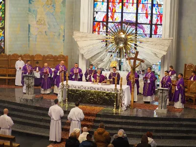 W I Niedzielę Adwentu, podczas uroczystej Mszy Świętej o godzinie 12:00 w rzeszowskiej katedrze, bp Jan Wątroba włączył czterech kleryków z roku V do grona kandydatów bezpośrednio przygotowujących się do sakramentu święceń. Wybrani zostali: Marek, Krzysztof, Przemysław i Kacper.
Gratulujemy i pamiętamy w modlitwie o przyszłych kapłanach! 
fot. WSD Rzeszów