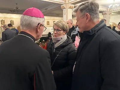 W liturgiczne wspomnienie św. Jana Apostoła (27.12.) w katedrze rzeszowskiej celebrowano Eucharystię, której przewodniczył bp Jan Wątroba. Mszę św. koncelebrował bp Edward Białogłowski, a także ok. 60 kapłanów, którzy wraz z przedstawicielami wspólnot, stowarzyszeń i instytucji modlili się w intencji Biskupa Rzeszowskiego z okazji jego imienin. Homilię wygłosił ks. Tomasz Nowak, proboszcz parafii pw. Świętego Krzyża w Rzeszowie, który pełni również funkcję dziekana dekanatu Rzeszów-Fara oraz wicedyrektora Katolickiego Radia Via. Na zakończenie Mszy św. bp Jan Wątroba podziękował za modlitwę i życzenia.